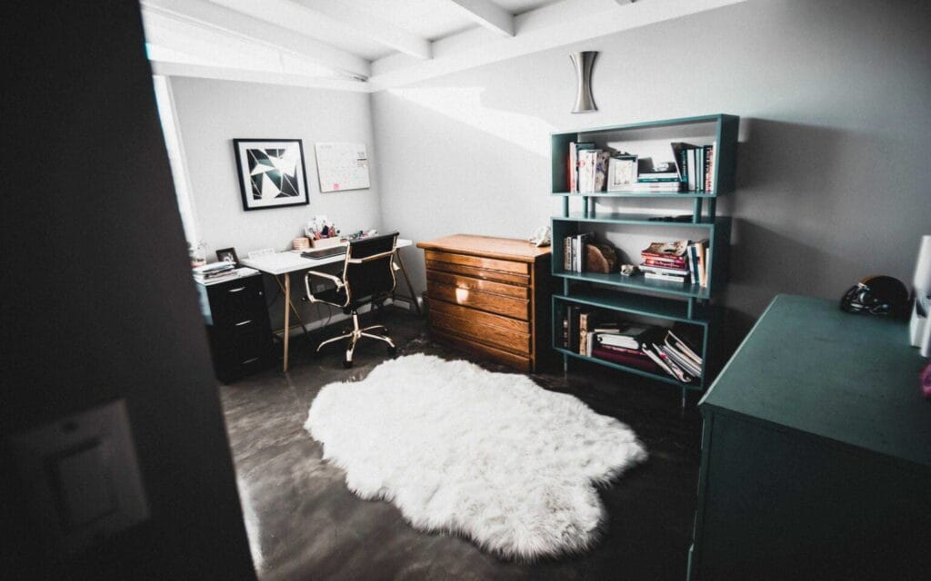 Small rugs might give your room an awkward appearance