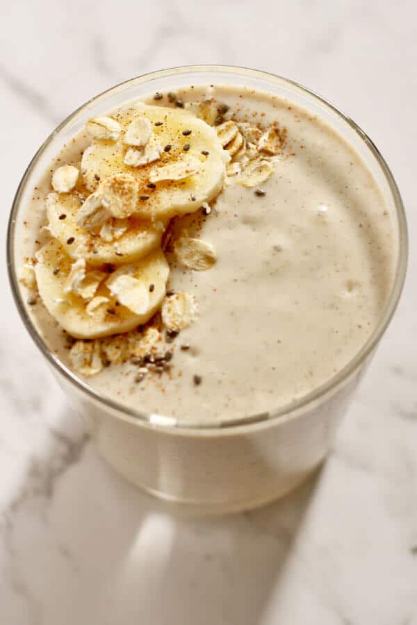 “Banana oat smoothie bowl with sliced banana, chia seeds, and granola for a fiber-rich breakfast.”