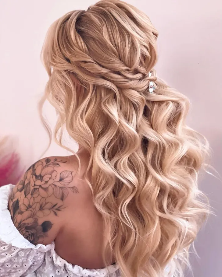 Half-up, half-down twisted hairstyle combining elegance and comfort during humid summer weather — Best Hairstyles to Beat Summer Humidity.