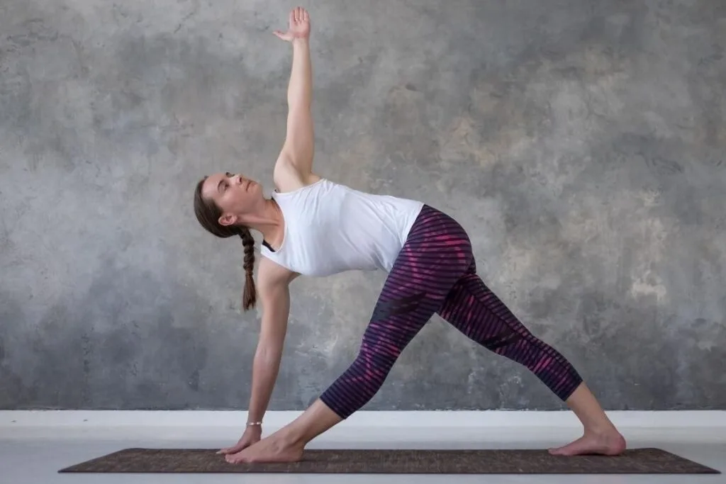 https://www.fitsri.com/poses/parivrtta-trikonasana
