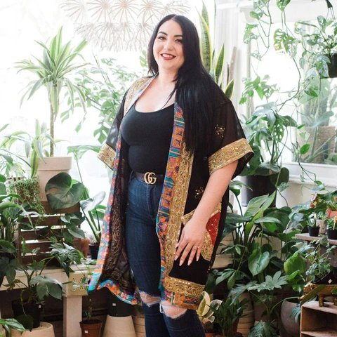 “Plus size styling guide showing balanced outfits with proper fit and flattering silhouettes”